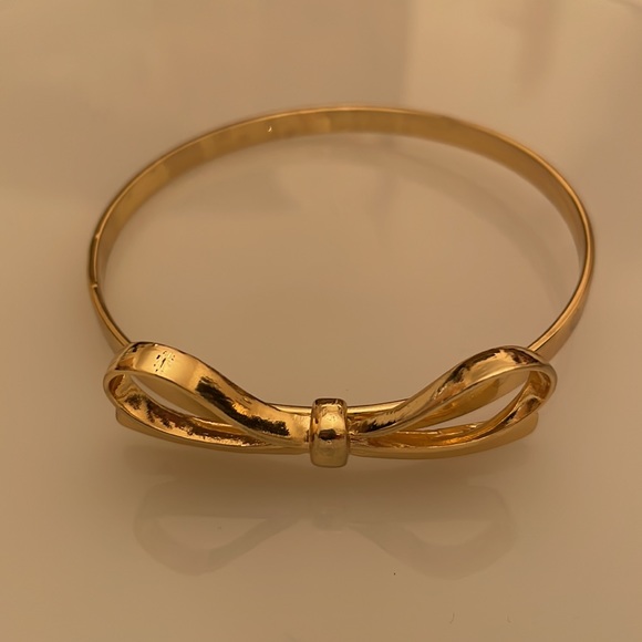Bracelet. Gold Tone with a Pretty Gold Bow. In New Condition. - Picture 3 of 5